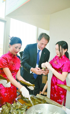 中國僑網(wǎng)6月20日,,世博會(huì)意大利國家館秘書長法布里奇奧·格里洛在學(xué)包粽子。(顏斌 攝)