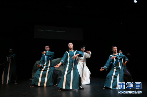 中國僑網(wǎng)演出中頗具太極色彩的舞蹈表演,。(鄒樂 攝)