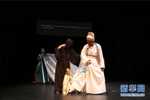 中國僑網(wǎng)穿著東方服飾的“俄狄浦斯”在演出中和木偶對(duì)戲,,木偶表演生動(dòng)傳神引來現(xiàn)場觀眾陣陣笑聲,。(鄒樂 攝)