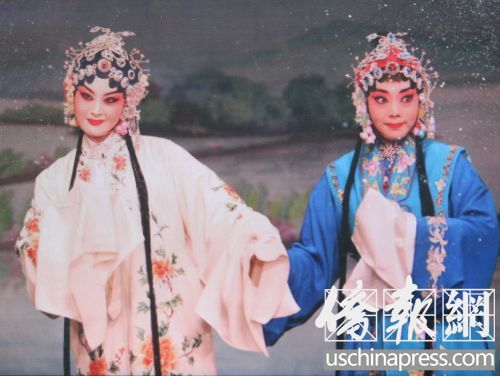 中國僑網(wǎng)郭霄和李晨扮演《白蛇傳》中的白娘子和小青,。(美國《僑報》/林菁 攝)