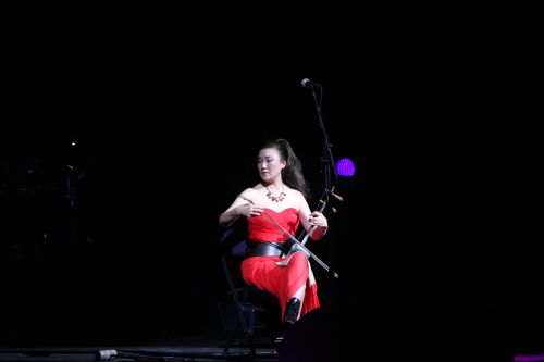 中國僑網(wǎng)吳小妹演奏《How deep is your love》,。(美國《僑報》)
