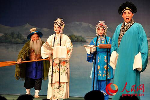 中國僑網(wǎng)郭霄和李晨飾演《白蛇傳·游湖》中的白娘子和小青,,張兵飾演許仙。(殷淼)
