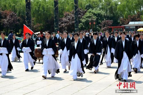 中國僑網(wǎng)資料圖:2015年4月25日,一場隆重的成人禮在西安大唐芙蓉園內(nèi)擊鼓開始.李思默 攝