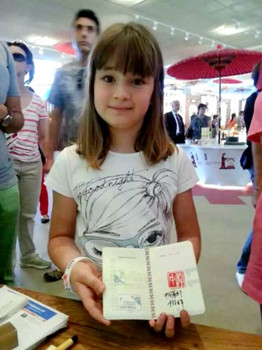 中國僑網(wǎng)意大利小女孩展示獲得的中國印。(意大利歐聯(lián)通訊社)
