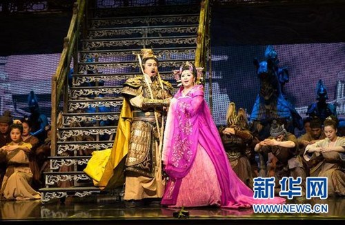 中國(guó)僑網(wǎng)6月30日,,在瑞士日內(nèi)瓦萊蒙劇院,,演員戴玉強(qiáng)(中左)和殷秀梅(中右)在中國(guó)大型原創(chuàng)歌劇《運(yùn)之河》中分別飾演隋煬帝和蕭皇后,。當(dāng)晚,,中國(guó)大型原創(chuàng)歌劇《運(yùn)之河》在日內(nèi)瓦舉行首場(chǎng)演出,,正式拉開(kāi)其長(zhǎng)達(dá)20多天的歐洲巡演序幕,。(徐金泉 攝)