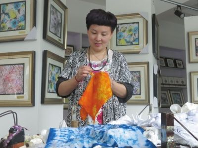 中國僑網(wǎng)為了更好地展示扎染藝術(shù),,焦會茸不斷地練習