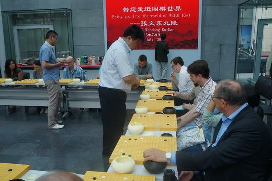 張文東九段,、樊麾二段與歐洲圍棋愛(ài)好者展開(kāi)車(chē)輪大戰(zhàn)