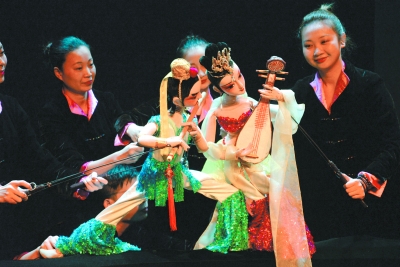 廣東省木偶藝術(shù)劇院木偶戲《龍鳳呈祥》深受南非觀眾喜愛,。(鄭文