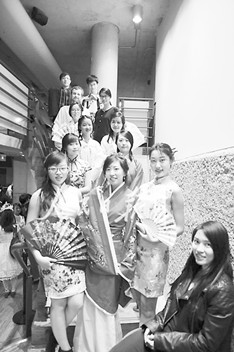 2014年,美國(guó)約克大學(xué)的多元文化節(jié)上,中華文化社團(tuán)的社員們穿上漢服,,表演舞蹈,吸引了大家的關(guān)注,。