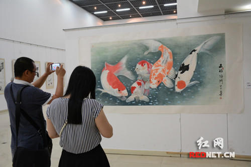 展出的畫(huà)家區(qū)本作品,體現(xiàn)出墨多不亂,、墨小不寡,、其境如真、其神脫俗的藝術(shù)特點(diǎn)