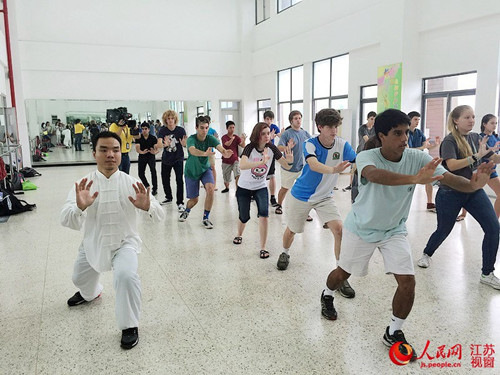 在中華文化體驗(yàn)課上,美國學(xué)生在學(xué)習(xí)打太極拳