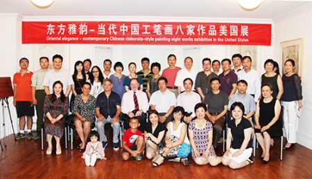 王永副總領(lǐng)事(左6),、僑務(wù)組盧曉暉組長(zhǎng)(左4)以及社區(qū)僑領(lǐng)們作為嘉賓出席了本次嘉年華開幕儀式。(美國(guó)《僑報(bào)》)