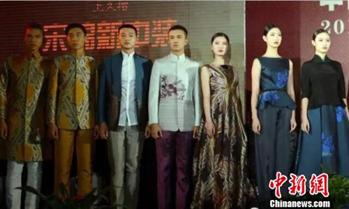 模特在展示宋錦服飾。(王津