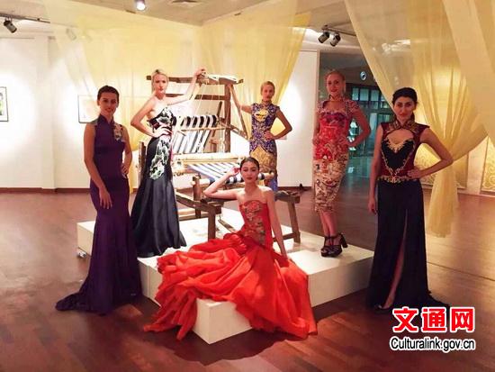 中國當(dāng)代絲綢服飾的華美時(shí)尚秀