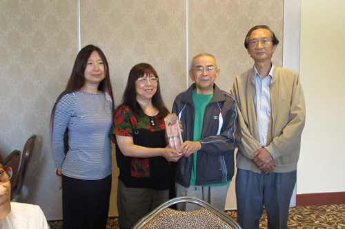 加華作協(xié)會(huì)長梁麗芳向創(chuàng)會(huì)會(huì)長盧因頒授“加華文學(xué)貢獻(xiàn)獎(jiǎng)”后,,與副會(huì)長陳浩泉,、青洋合影,。(加拿大《環(huán)球華報(bào)》)