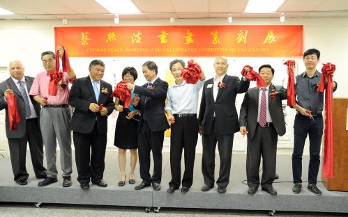 當(dāng)?shù)貢r(shí)間8月16日,,來(lái)自中國(guó)廣東的著名書畫家蔡照波的書畫作品引起洛杉磯華僑華人的關(guān)注,。當(dāng)日,由格律文化傳媒集團(tuán)主辦,,美國(guó)書畫藝術(shù)研究院,、美中廣東商會(huì)協(xié)辦的蔡照波書畫篆刻作品展在美國(guó)僑報(bào)展廳舉行,,圖為開幕式剪彩瞬間。(中新社/毛建軍