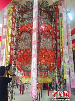 被譽為“中華第一燈”的中國非物質(zhì)文化遺產(chǎn)——千角燈將作為中國文化代表,,在美國紐約的聯(lián)合國總部大廈展出,。圖為千角燈,。(吳燕玲