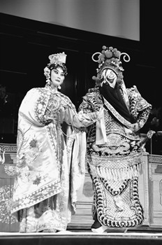 中國(guó)國(guó)家京劇院演員在演出經(jīng)典名劇《霸王別姬》(崇軼