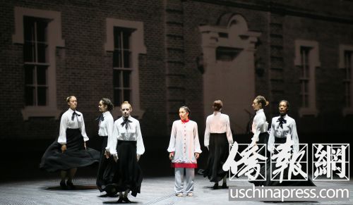 劇組26日在林肯中心寇克劇院彩排。(美國(guó)《僑報(bào)》/管黎明