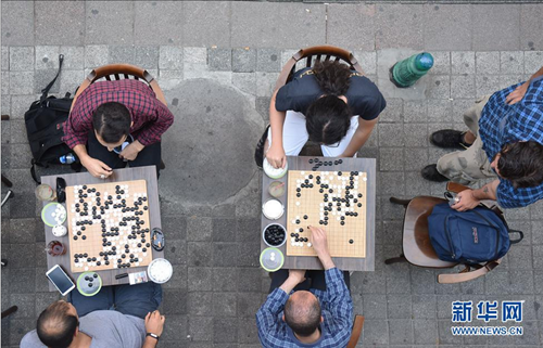 8月29日,圍棋愛好者們在切磋棋藝,。(賀燦鈴