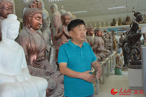 敦煌彩塑傳承人杜永衛(wèi)介紹作品,。(李巖