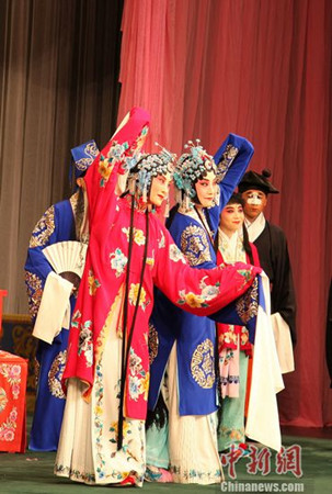 中國當(dāng)代最富盛名的京劇表演藝術(shù)家之一張火丁(左一),,當(dāng)?shù)貢r(shí)間9月6日夜在多倫多演繹中國京劇程派經(jīng)典劇目《鎖麟囊》,。這是張火丁由國內(nèi)頂級京劇名家走向國際藝術(shù)家的一部分,。由于當(dāng)晚演出太成功了,以至于在閉幕階段,加拿大的觀眾們不依不饒,,幕布“五落五起”,,張火丁最后返場演出《春閨夢》,觀眾才善罷甘休,。(徐長安