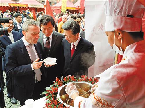在杜塞爾多夫中國節(jié)現(xiàn)場,當(dāng)?shù)孛癖娕抨牭却穱L火鍋,。(陳維燈