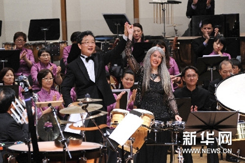 音樂會上,指揮葉聰與打擊樂演奏家依芙琳·葛蘭妮向觀眾表達(dá)謝意。