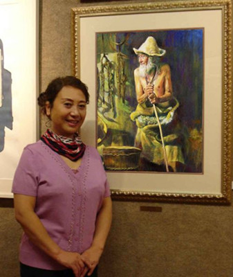 華裔女畫(huà)家馮英和她的獲獎(jiǎng)作品《登巴》,。(美國(guó)《僑報(bào)》)