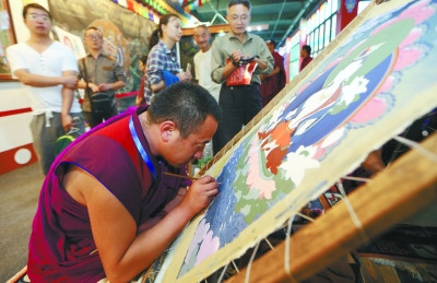 中國藏羌彝文化產業(yè)走廊非遺展廳工匠現(xiàn)場制作覺囊唐卡藝術。(陳曦