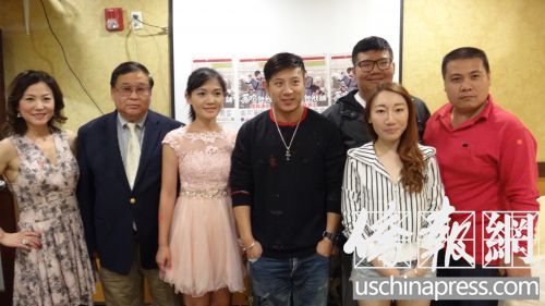 高曉攀(中)和演員以及粉絲一起合影。(僑報(bào)記者高睿攝)