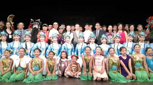 精彩演出過后的演員和各界僑領的大合照,。(美國《僑報》/任子晟