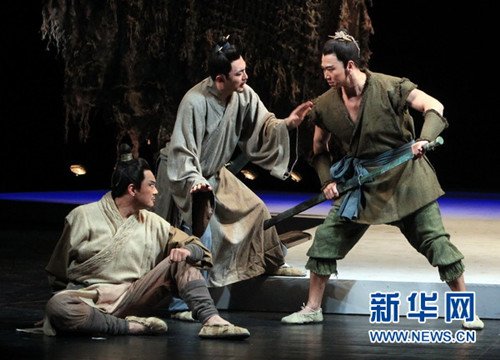 北京人藝演員在揚(yáng)基·庫(kù)帕拉國(guó)家模范劇院演出。(陳俊鋒