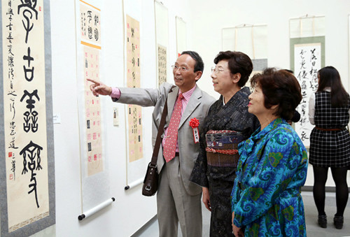 篆刻家樂(lè)知明向日本篆刻愛(ài)好者介紹作品,。(日本《中文導(dǎo)報(bào)》)