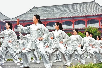 10月18日,,由太極圣地——焦作市倡議發(fā)起的“共享太極共享健康”世界百萬太極拳愛好者共同演練活動(dòng),,在國內(nèi)外50多個(gè)城市同時(shí)舉行,。圖為太極拳愛好者在太極拳發(fā)源地溫縣陳家溝演練太極拳
