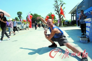 一名來自美國的武術愛好者在梁贊文化公園內表演詠春拳