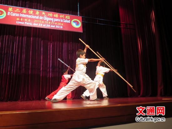 孩子們特別為師奶李艷君大師獻上的匯報演出