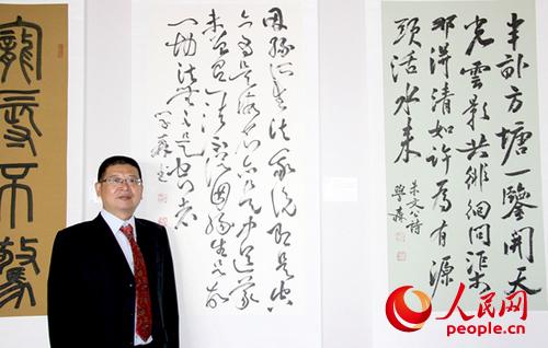 何學(xué)森教授和他展出的部分書法作品,。(馬小龍
