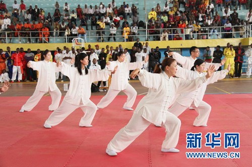 盧旺達(dá)孔子學(xué)院老師們的太極表演,。