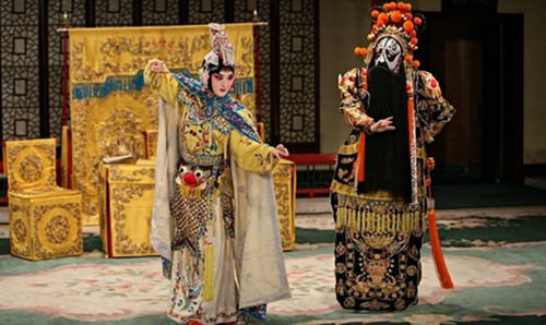 《霸王別姬》的表演場景。(圖片來源:英國《衛(wèi)報(bào)》)