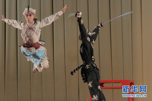 上海戲曲學院的演員們在演出,。新華網(wǎng)發(fā)(佩特雷斯庫攝)