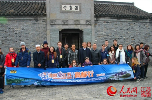 外籍友人們在高郵菱塘清真寺前合影留念,。
