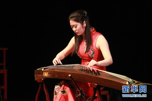 中國留學(xué)生張鈺表演古箏獨奏,。(李驥志