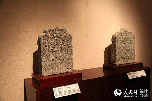 元代泉州的基督教徒墓碑上,,出現(xiàn)了中國(guó)傳統(tǒng)的華蓋圖案。鄒家驊