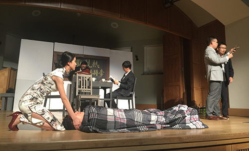 《驢得水》話劇在賓大博物館演出大廳上演,。(僑報記者王莞菀攝)
