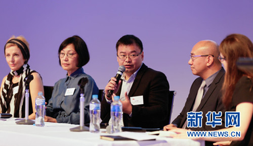 圖為《大圣歸來》電影出品人路偉與在場的電影人交流經(jīng)驗(yàn),。新華社發(fā)