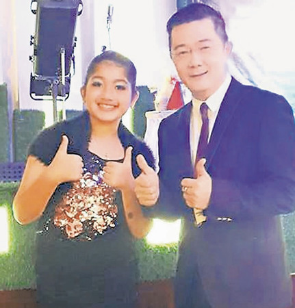 江宇凡與東姑法芝琳師徒倆,身為老師,江宇凡對(duì)孩子出色的表現(xiàn)給予高度的贊揚(yáng),。