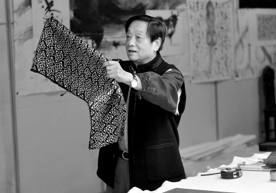 在自己的畫室內(nèi),,韓美林講述自己對(duì)藍(lán)印花布的改良設(shè)計(jì)