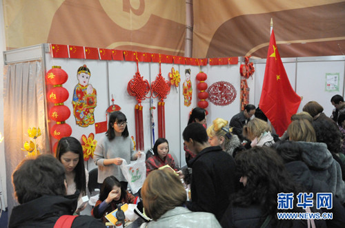 中國文化展臺深受歡迎,。新華網(wǎng)記者林惠芬