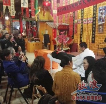 圖為柳彬現(xiàn)場(chǎng)為西班牙患者按摩,。(西班牙《歐浪網(wǎng)》)